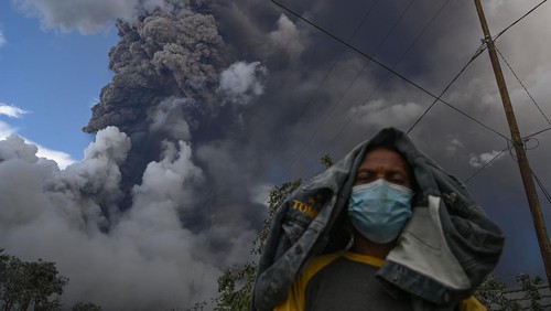 Warga berlari menjauhi erupsi dari kawah Gunung Lewotobi Laki-laki di Desa Pululera, Wulanggitang, Kabupaten Flores Timur, Nusa Tenggara Timur, Kamis (7/11/2024). Berdasarkan data dari Pusat Vulkanologi & Mitigasi Bencana Geologi (PVMBG) Badan Geologi Kementerian ESDM, erupsi Gunung Lewotobi Laki-laki pada 7 November 2024 pukul 10:48 WITA mencapai tinggi kolom abu sekitar 5.000 meter di atas puncak atau 6.584 m di atas permukaan laut. ANTARA FOTO/Aditya Pradana Putra/tom.