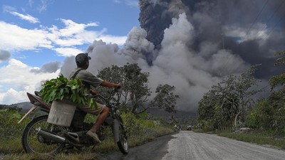 Erupsi Gunung Lewatobi Laki-laki Meningkat, Warga Panik