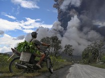 Erupsi Gunung Lewatobi Laki-laki Meningkat, Warga Panik
