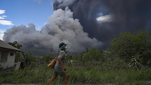 Warga berlari menjauhi erupsi dari kawah Gunung Lewotobi Laki-laki di Desa Pululera, Wulanggitang, Kabupaten Flores Timur, Nusa Tenggara Timur, Kamis (7/11/2024). Berdasarkan data dari Pusat Vulkanologi & Mitigasi Bencana Geologi (PVMBG) Badan Geologi Kementerian ESDM, erupsi Gunung Lewotobi Laki-laki pada 7 November 2024 pukul 10:48 WITA mencapai tinggi kolom abu sekitar 5.000 meter di atas puncak atau 6.584 m di atas permukaan laut. ANTARA FOTO/Aditya Pradana Putra/tom.