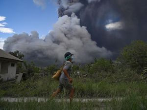 Pengungsi Erupsi Gunung Lewotobi Laki-laki Masih Trauma dan Khawatir