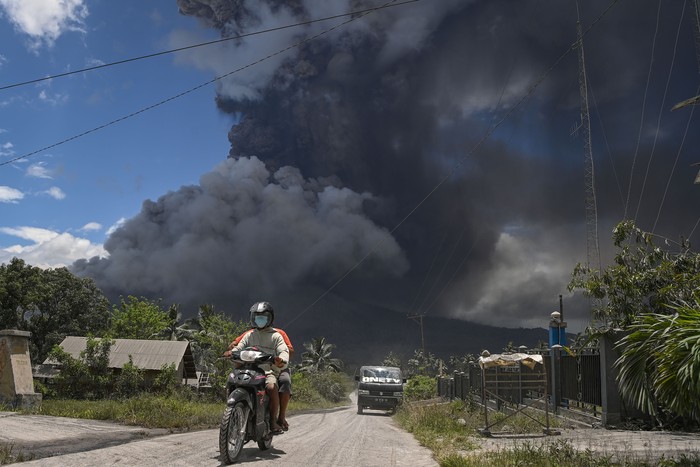 Warga berlari menjauhi erupsi dari kawah Gunung Lewotobi Laki-laki di Desa Pululera, Wulanggitang, Kabupaten Flores Timur, Nusa Tenggara Timur, Kamis (7/11/2024). Berdasarkan data dari Pusat Vulkanologi & Mitigasi Bencana Geologi (PVMBG) Badan Geologi Kementerian ESDM, erupsi Gunung Lewotobi Laki-laki pada 7 November 2024 pukul 10:48 WITA mencapai tinggi kolom abu sekitar 5.000 meter di atas puncak atau 6.584 m di atas permukaan laut. ANTARA FOTO/Aditya Pradana Putra/tom.