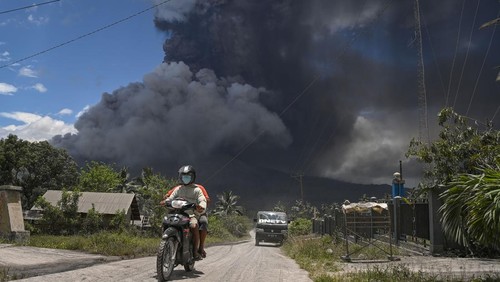 Warga berlari menjauhi erupsi dari kawah Gunung Lewotobi Laki-laki di Desa Pululera, Wulanggitang, Kabupaten Flores Timur, Nusa Tenggara Timur, Kamis (7/11/2024). Berdasarkan data dari Pusat Vulkanologi & Mitigasi Bencana Geologi (PVMBG) Badan Geologi Kementerian ESDM, erupsi Gunung Lewotobi Laki-laki pada 7 November 2024 pukul 10:48 WITA mencapai tinggi kolom abu sekitar 5.000 meter di atas puncak atau 6.584 m di atas permukaan laut. ANTARA FOTO/Aditya Pradana Putra/tom.