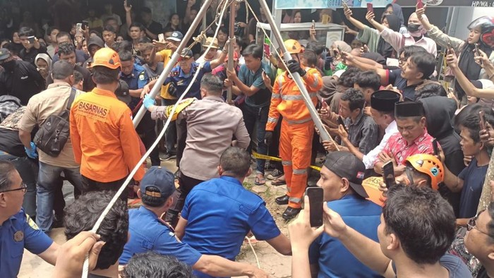 Evakuasi 4 korban tewas dalam sumur di Muaro Jambi.