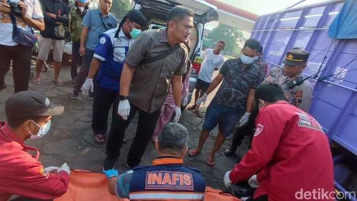 Evakuasi mayat sopir truk di SPU Jetak Sragen, Kamis (7/11/2024).