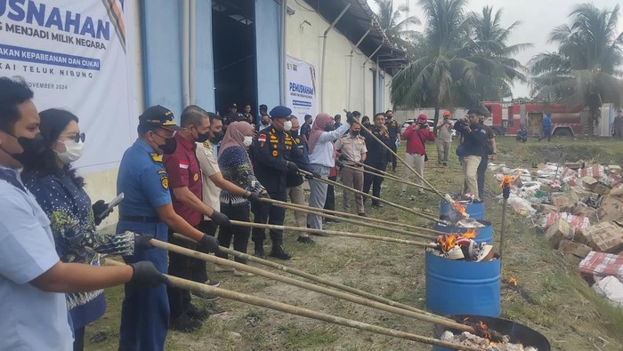 Foto : Bea Cukai Teluk Nibung musnahkan barang sitaan senilai Rp 1,4 Miliar lebih. (Perdana Ramadhan/detikSumut)