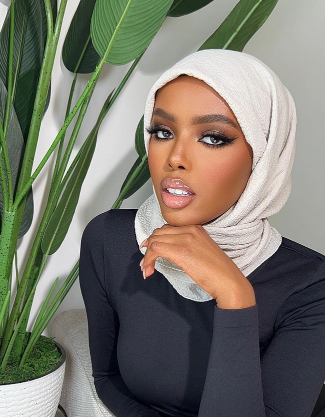 Khadijah juga pernah meraih gelar di Miss Universe Kanada sebagai runner-up ke-3. Pada ajang kontes kecantikan tersebut, dia menjadi kontestan termuda, usia 23 tahun dan mendapatkan gelar Miss Photogenic. Foto: Dok. Instagram @khadija.omarr
