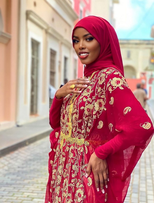 Dikutip dari Grazia, Khadija menjadi influencer, model kecantikan dan seorang wanita yang bangga dengan keterampilan tata riasnya. Foto: Dok. Instagram @khadija.omarr