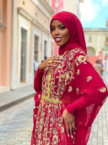 Foto Khadija Omar, kontestan berhijab pertama di ajang Miss Universe