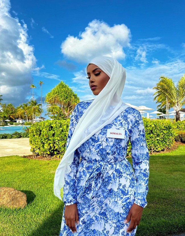 Sebelum meraih gelar sebagai wanita berhijab pertama yang masuk Miss Universe, ia juga menjadi wanita berhijab pertama mengikuti Miss World pada 2021.  Foto: Dok. Instagram @khadija.omarr