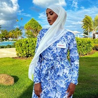 Sebelum meraih gelar sebagai wanita berhijab pertama yang masuk Miss Universe, ia juga menjadi wanita berhijab pertama mengikuti Miss World pada 2021.  Foto: Dok. Instagram @khadija.omarr