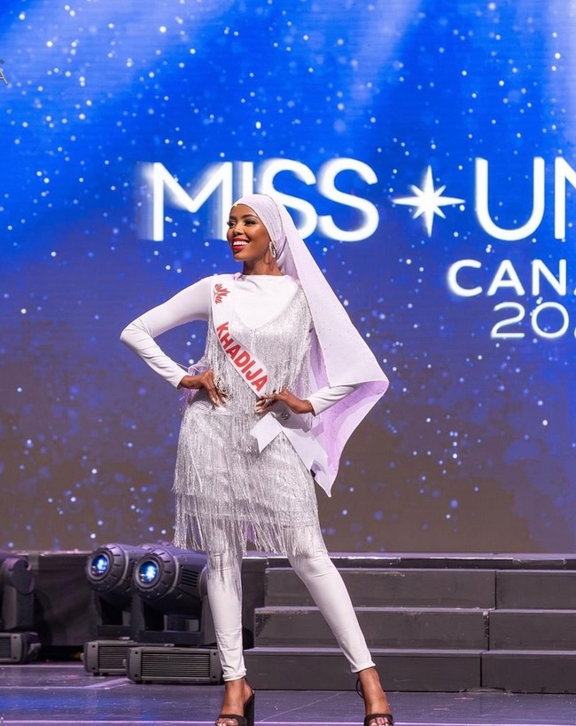 Kabar mengejutkan datang dari Khadija Omar, wanita berhijab yang mencetak sejarah di ajang Miss Universe 2024. Dulu jadi wanita berhijab pertama yang menjadi finalis Miss Universe, kini Khadija memutuskan untuk tidak lagi memakai hijab. Wanita kelahiran Kenya ini pernah membuat gebrakan di dunia kontes kecantikan. Pada 2024, Miss Universe mengumumkan Khadija Omar mewakili Somalia. Foto: Dok. Instagram @khadija.omarr
