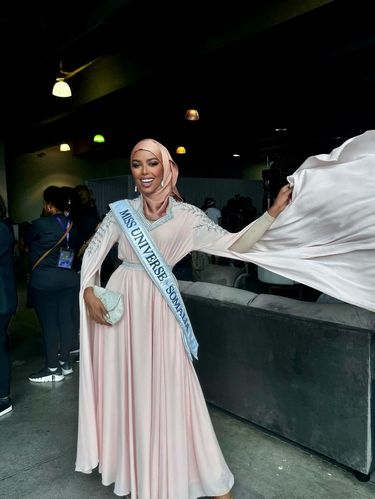 Foto Khadija Omar, kontestan berhijab pertama di ajang Miss Universe