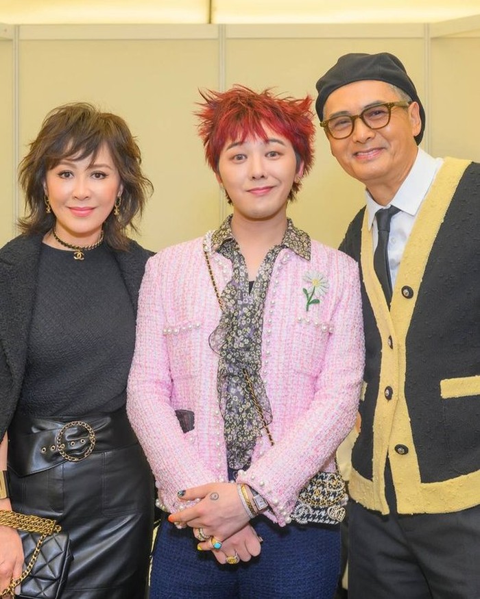 G-Dragon G-Dragon (tengah) bersama Carina Lau (kiri) dan Chow Yun Fat (kanan) dalam acara Chanel 24-25 Early Spring Resort Collection, Tseung Kwan O, Hong Kong, pada Rabu (6/11/2024).