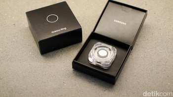 Ketika dibuka akan langsung disambut dengan case tranparan. Foto: Adi Fida Rahman/detikINET