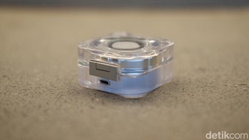 Bagian belakang case terdapat port USB-C untuk isi ulang. Foto: Adi Fida Rahman/detikINET