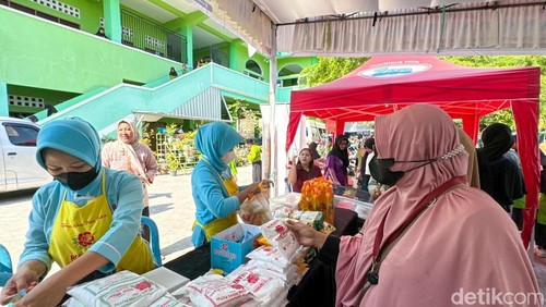 Suasana Gerakan Pangan Murah (GPM) di Kelurahan Pejeruk, Kecamatan Ampenan, Kota Mataram, Kamis (7/11/2024). (Nathea Citra/detikBali)