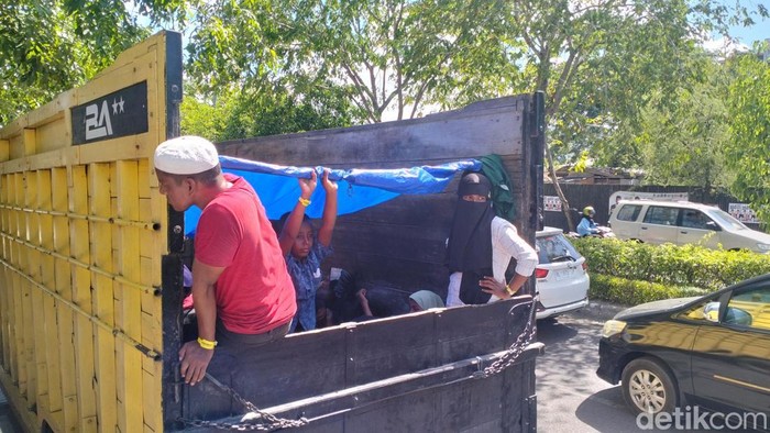 Imigran Rohingya saat diangkut ke Kantor Kemenkumham di Banda Aceh. (Agus Setyadi/detikSumut)