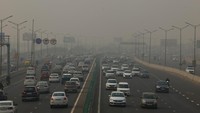 Kendaraan melaju di jalan raya yang penuh polusi dan kabut asap di New Delhi, India, Kamis (7/11/2024).