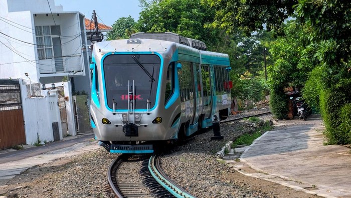 Intip Uji Coba Trem Otonom Bertenaga Baterai di Solo Angkutan umum massal Trem Otonomus bertenaga baterai melintasi jalur rel di Jalan Slamet Riyadi saat uji coba di Solo, Jawa Tengah, Kamis (7/11/2024). Kehadiran Trem Otonomus yang merupakan hasil riset dan pengembangan PT INKA bersinergi Institut Teknologi Bandung (ITB) tersebut sebagai upaya membangun sistem transportasi yang ramah lingkungan dan modern di Indonesia. ANTARAFOTO/Maulana Surya/agr *** Local Caption ***