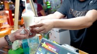 Coconut shake seharga Rp 46.000 juga dibeli oleh Jessica Jane. Ia mengungkapkan kalau rasanya sangat enak dan segar, rasa manisnya juga pas. Foto: YouTube Jessica Jane