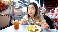 Jessica juga mampir makan ke restoran seafood saat malam hari. Ia memesan banyak menu, ada ikan pari panggang, kerang dara, dan lainnya. Foto: YouTube Jessica Jane