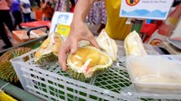 Tak afdol jika ke Malaysia tak menyantap durian, Jessica juga menikmatinya. Jessica membeli sekotak durian Musang King seharga Rp 280 ribuan. Foto: YouTube Jessica Jane