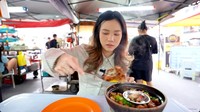 Kemudian, ia menikmati nasi claypot. Ia dan temannya mengunjungi sebuah kedai yang terkenal di TikTok. Menurutnya, nasi claypot itu sangat enak dan porsinya juga besar. Foto: YouTube Jessica Jane