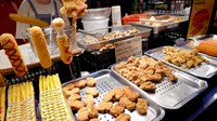 Masih banyak jajanan lain yang dinikmati oleh Jessica Jane. Ia membeli takoyaki, durian goreng, kulit ikan goreng, dan lainnya. Foto: YouTube Jessica Jane