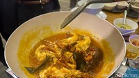 Kalau mau bumbu tradisional, lobster bisa dimasak dengan bumbu saus Padang yang pedas gurih ini. 