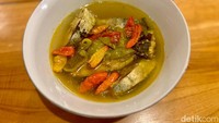 Kalau ini pindang koyong yang juga merupakan makanan khas Banyuwangi. Pindang koyong berbahan dasar ikan laut dan kuah kuning yang gurih asam menyegarkan.