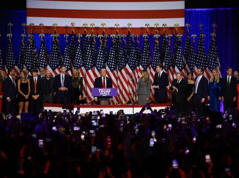 Keluarga Donald Trump WEST PALM BEACH, FLORIDA - NOVEMBER 06: Republican presidential nominee, former U.S. President Donald Trump arrives to speak as members of his family look on during an election night event at the Palm Beach Convention Center on November 06, 2024 in West Palm Beach, Florida. Americans cast their ballots today in the presidential race between Republican nominee former President Donald Trump and Vice President Kamala Harris, as well as multiple state elections that will determine the balance of power in Congress. (Photo by Joe Raedle/Getty Images)