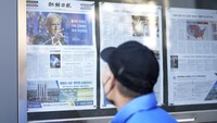Seorang pejalan kaki melihat halaman depan koran yang melaporkan Presiden terpilih AS Donald Trump dalam pemilihan presiden AS, di Seoul, Korea Selatan, Kamis, 7 November 2024. AP/Lee Jin-man 