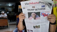Seorang pria menunjukkan koran yang sedang dibacanya yang memuat berita di halaman depan tentang Presiden terpilih AS Donald Trump pada Kamis, 7 November 2024, di Jakarta. AP/Tatan Syuflana 