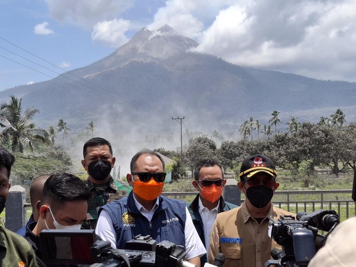 Kepala BNPB Letjen TNI Suharyanto (rompi cokelat) saat berada di Pos Pemantauan Gunungapi Lewotobi Laki-Laki di Kabupaten Flores Timur, Nusa Tenggara Timur, pada Rabu (6/11).