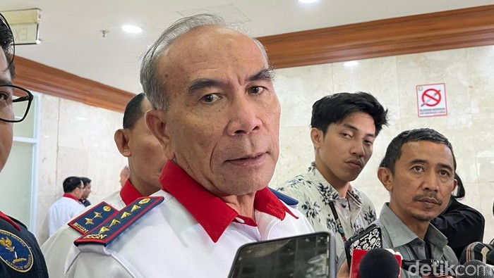 Kepala BSSN Hinsa Siburian di Gedung DPR.