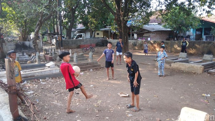 Keseruan anak-anak bermain sepakbola di TPU Kemlaten Cirebon.