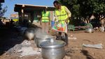 Kesibukan Relawan Siapkan Makanan untuk Pengungsi di Sudan