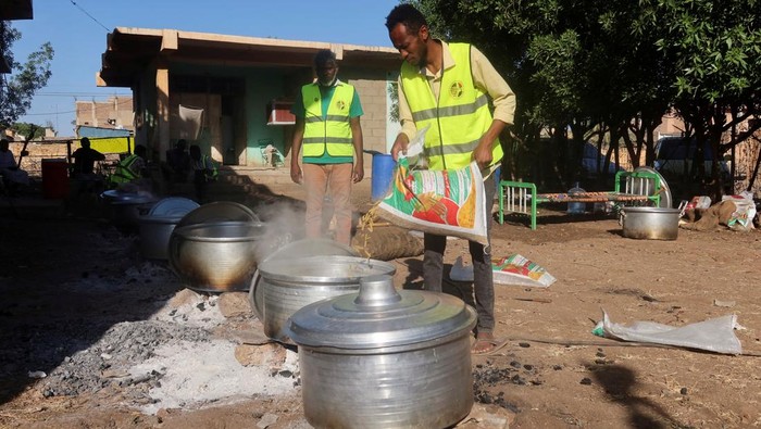 Kesibukan Relawan Siapkan Makanan untuk Pengungsi Sudan Relawan menyiapkan makanan untuk para pengungsi dari negara bagian Gezira akibat kekerasan Pasukan Dukungan Cepat (RSF). Ini potretnya.