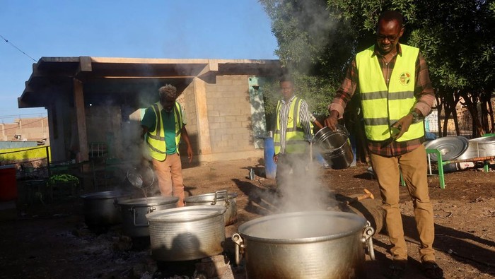 Kesibukan Relawan Siapkan Makanan untuk Pengungsi Sudan Relawan menyiapkan makanan untuk para pengungsi dari negara bagian Gezira akibat kekerasan Pasukan Dukungan Cepat (RSF). Ini potretnya.