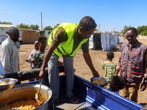 Kesibukan Relawan Siapkan Makanan untuk Pengungsi di Sudan