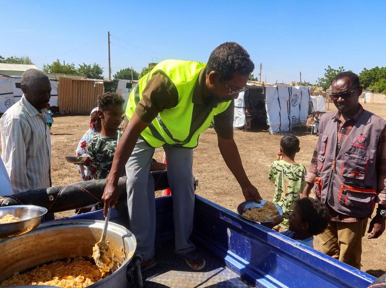 Kesibukan Relawan Siapkan Makanan untuk Pengungsi di Sudan