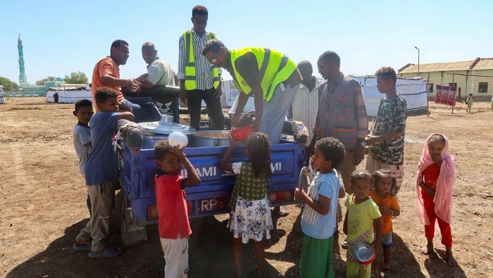 Kesibukan Relawan Siapkan Makanan untuk Pengungsi Sudan Relawan menyiapkan makanan untuk para pengungsi dari negara bagian Gezira akibat kekerasan Pasukan Dukungan Cepat (RSF). Ini potretnya.