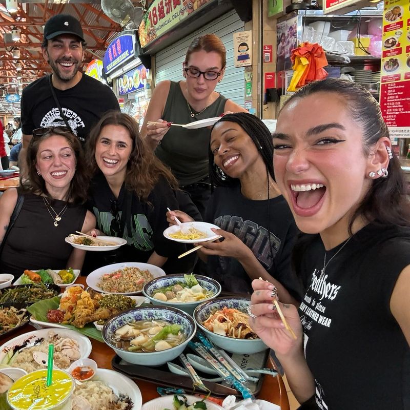 Ketagihan Makanan Singapura, Dua Lipa Lanjut Cicip Nasi Ayam dan Kembang Tahu