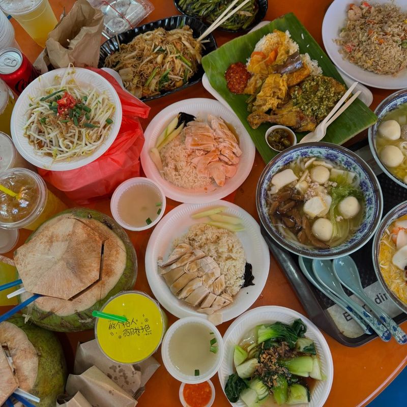 Ketagihan Makanan Singapura, Dua Lipa Lanjut Cicip Nasi Ayam dan Kembang Tahu
