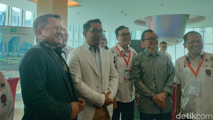 Ketua DPP REI Joko Suranto (kiri), Ridwan Kamil, dan jajaran anggota REI.