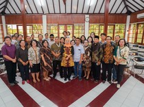 Gayengnya Diskusi Khofifah dengan Tokoh Agama GKJW di Balewiyata Malang