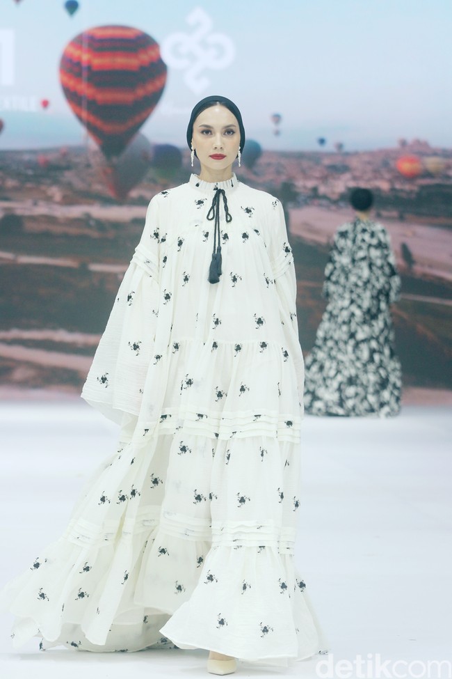 Inilah fashion show koleksi dari brand Heaven Lights di Jakarta Fashion Week 2025, di City Hall, Pondok Indah mall 3, Jakarta Selatan, Kamis [24/10/2024]. Heaven Lights menghadirkan busana palet monogram klasik yang dipadukan dengan warna eksotis sehingga memberikan tampilan yang mencolok. Foto: Mohammad Abduh/detikcom.