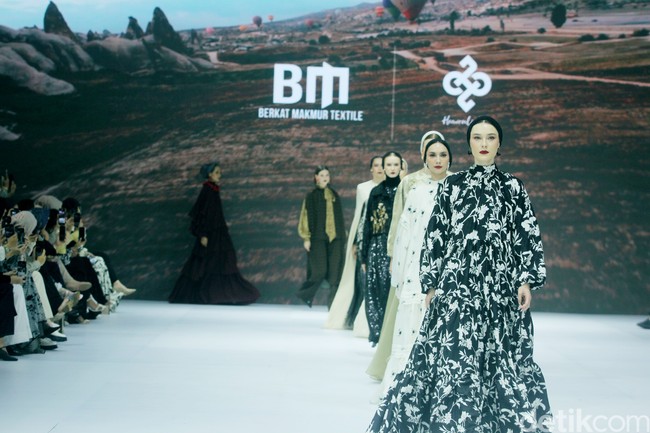 Inilah fashion show koleksi dari brand Heaven Lights di Jakarta Fashion Week 2025, di City Hall, Pondok Indah mall 3, Jakarta Selatan, Kamis [24/10/2024]. Heaven Lights menghadirkan busana palet monogram klasik yang dipadukan dengan warna eksotis sehingga memberikan tampilan yang mencolok. Foto: Mohammad Abduh/detikcom.