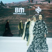 Inilah fashion show koleksi dari brand Heaven Lights di Jakarta Fashion Week 2025, di City Hall, Pondok Indah mall 3, Jakarta Selatan, Kamis [24/10/2024]. Heaven Lights menghadirkan busana palet monogram klasik yang dipadukan dengan warna eksotis sehingga memberikan tampilan yang mencolok. Foto: Mohammad Abduh/detikcom.